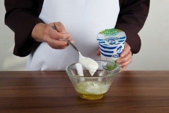 Салат из рукколы с клубникой, орехами и йогуртовой заправкой