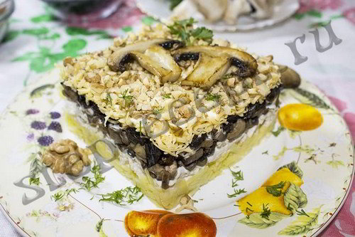 Салат с курицей, черносливои и грецкими орехами. Рецепт с фото.