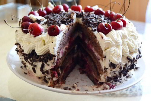 Пошаговый рецепт приготовления торта "Чёрный лес" от Александра Селезнева. С фото и видео.