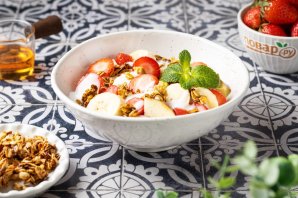 Фруктово-ягодный салат с йогуртом