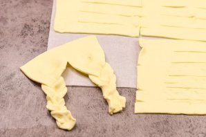 Плетеные "Хот-доги" из слоеного теста с плавленым сыром