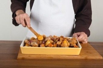 Запеченное мясное рагу с колбасками, копченостями и картофелем