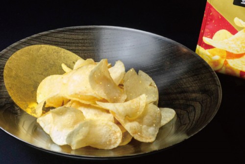 Японская компания выпустила «роскошные» чипсы с сусальным золотом